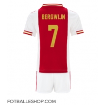 Ajax Steven Bergwijn #7 Replika Hjemmedrakt Barn 2022-23 Kortermet (+ bukser)