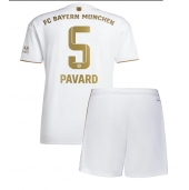Bayern Munich Benjamin Pavard #5 Replika Bortedrakt Barn 2022-23 Kortermet (+ bukser)