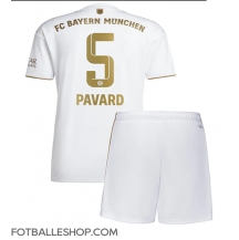 Bayern Munich Benjamin Pavard #5 Replika Bortedrakt Barn 2022-23 Kortermet (+ bukser)