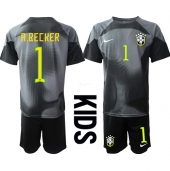 Brasil Alisson Becker #1 Keeper Replika Hjemmedrakt Barn VM 2022 Kortermet (+ bukser)