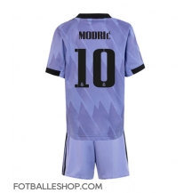 Real Madrid Luka Modric #10 Replika Bortedrakt Barn 2022-23 Kortermet (+ bukser)