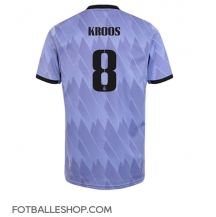 Real Madrid Toni Kroos #8 Replika Bortedrakt 2022-23 Kortermet