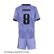 Real Madrid Toni Kroos #8 Replika Bortedrakt Barn 2022-23 Kortermet (+ bukser)