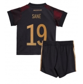 Tyskland Leroy Sane #19 Replika Bortedrakt Barn VM 2022 Kortermet (+ bukser)