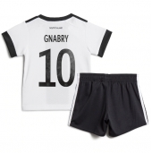 Tyskland Serge Gnabry #10 Replika Hjemmedrakt Barn VM 2022 Kortermet (+ bukser)