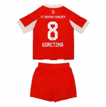 Bayern Munich Leon Goretzka #8 Replika Hjemmedrakt Barn 2025-26 Kortermet (+ bukser)