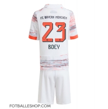 Bayern Munich Sacha Boey #23 Replika Bortedrakt Barn 2025-26 Kortermet (+ bukser)