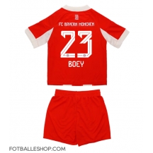 Bayern Munich Sacha Boey #23 Replika Hjemmedrakt Barn 2025-26 Kortermet (+ bukser)