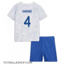Frankrike Raphael Varane #4 Replika Bortedrakt Barn VM 2022 Kortermet (+ bukser)