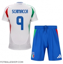 Italia Gianluca Scamacca #9 Replika Bortedrakt Barn EM 2024 Kortermet (+ bukser)