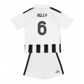 Juventus Lloyd Kelly #6 Replika Hjemmedrakt Barn 2026-27 Kortermet (+ bukser)