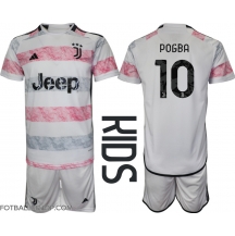 Juventus Paul Pogba #10 Replika Bortedrakt Barn 2023-24 Kortermet (+ bukser)