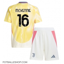 Juventus Weston McKennie #16 Replika Bortedrakt Barn 2024-25 Kortermet (+ bukser)