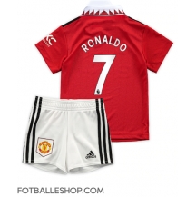 Manchester United Cristiano Ronaldo #7 Replika Hjemmedrakt Barn 2022-23 Kortermet (+ bukser)