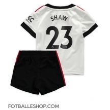 Manchester United Luke Shaw #23 Replika Bortedrakt Barn 2022-23 Kortermet (+ bukser)