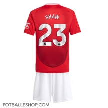 Manchester United Luke Shaw #23 Replika Hjemmedrakt Barn 2024-25 Kortermet (+ bukser)