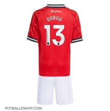 Manchester United Patrick Dorgu #13 Replika Hjemmedrakt Barn 2025-26 Kortermet (+ bukser)