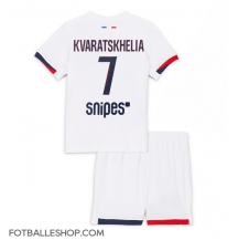 Paris Saint-Germain Khvicha Kvaratskhelia #7 Replika Bortedrakt Barn 2025-26 Kortermet (+ bukser)