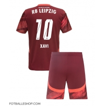 RB Leipzig Xavi Simons #10 Replika Bortedrakt Barn 2024-25 Kortermet (+ bukser)