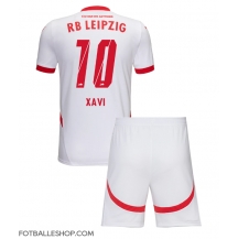 RB Leipzig Xavi Simons #10 Replika Hjemmedrakt Barn 2024-25 Kortermet (+ bukser)