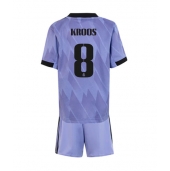 Real Madrid Toni Kroos #8 Replika Bortedrakt Barn 2022-23 Kortermet (+ bukser)