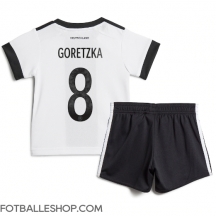Tyskland Leon Goretzka #8 Replika Hjemmedrakt Barn VM 2022 Kortermet (+ bukser)