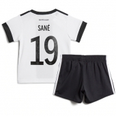 Tyskland Leroy Sane #19 Replika Hjemmedrakt Barn VM 2022 Kortermet (+ bukser)