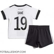 Tyskland Leroy Sane #19 Replika Hjemmedrakt Barn VM 2022 Kortermet (+ bukser)