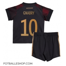Tyskland Serge Gnabry #10 Replika Bortedrakt Barn VM 2022 Kortermet (+ bukser)